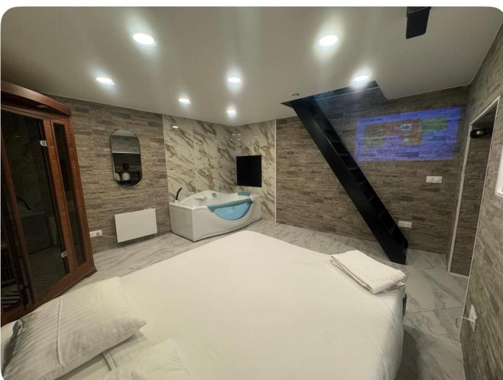 Maison Appartement Triplex Avec Jacuzzi Et Sauna Saint-Etienne  Kültér fotó